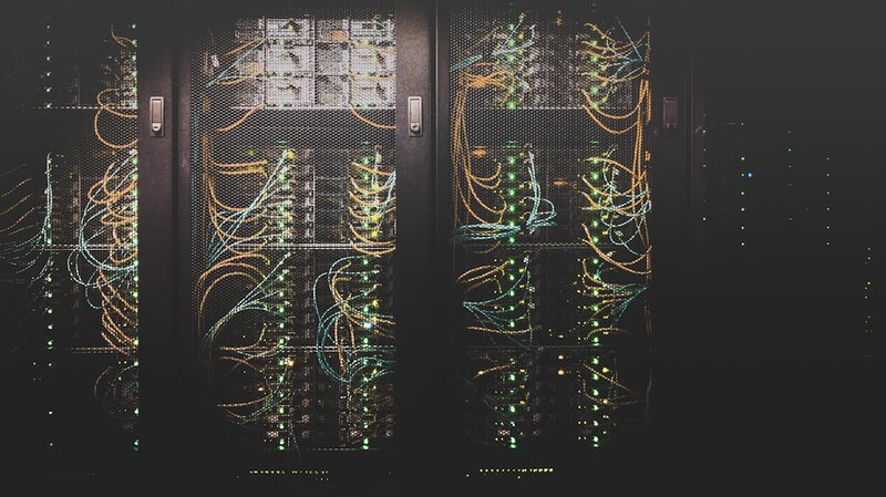 Network cabling in a data centre server rack